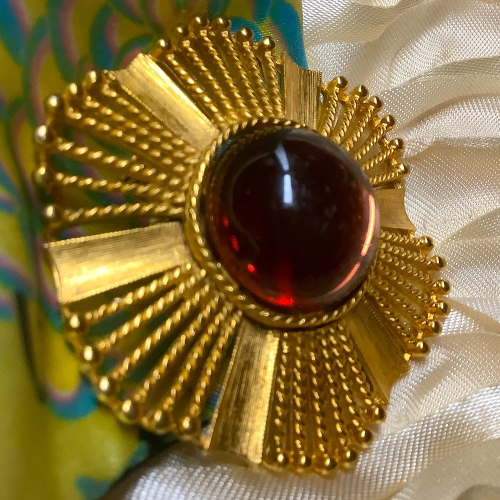“JJ" ANTIQUE VINTAGE TWISTED GOLD TONE PIN BROOCH